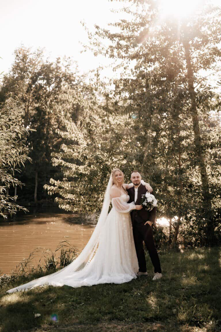 Honeymoonshop, winkel, trouwjurken, trouwpakken, bruiloft, romantisch buiten, huwelijksfoto.