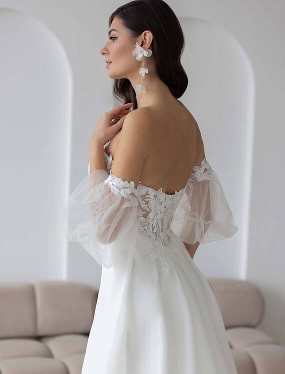 Honeymoonshop, winkel, trouwjurken, trouwpakken - elegante trouwjurk met off-shoulder details.
