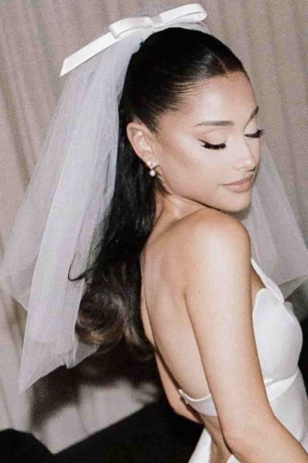 Ariana grande hoge staart met sluier met strik.