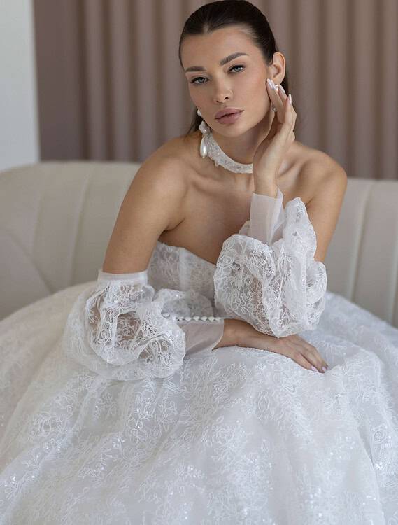 Honeymoonshop, winkel, trouwjurken, trouwpakken - jonge vrouw in trouwjurk.