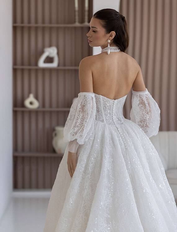 Honeymoonshop, winkel, trouwjurken, trouwpakken - prachtige trouwjurk met off-shoulder details.