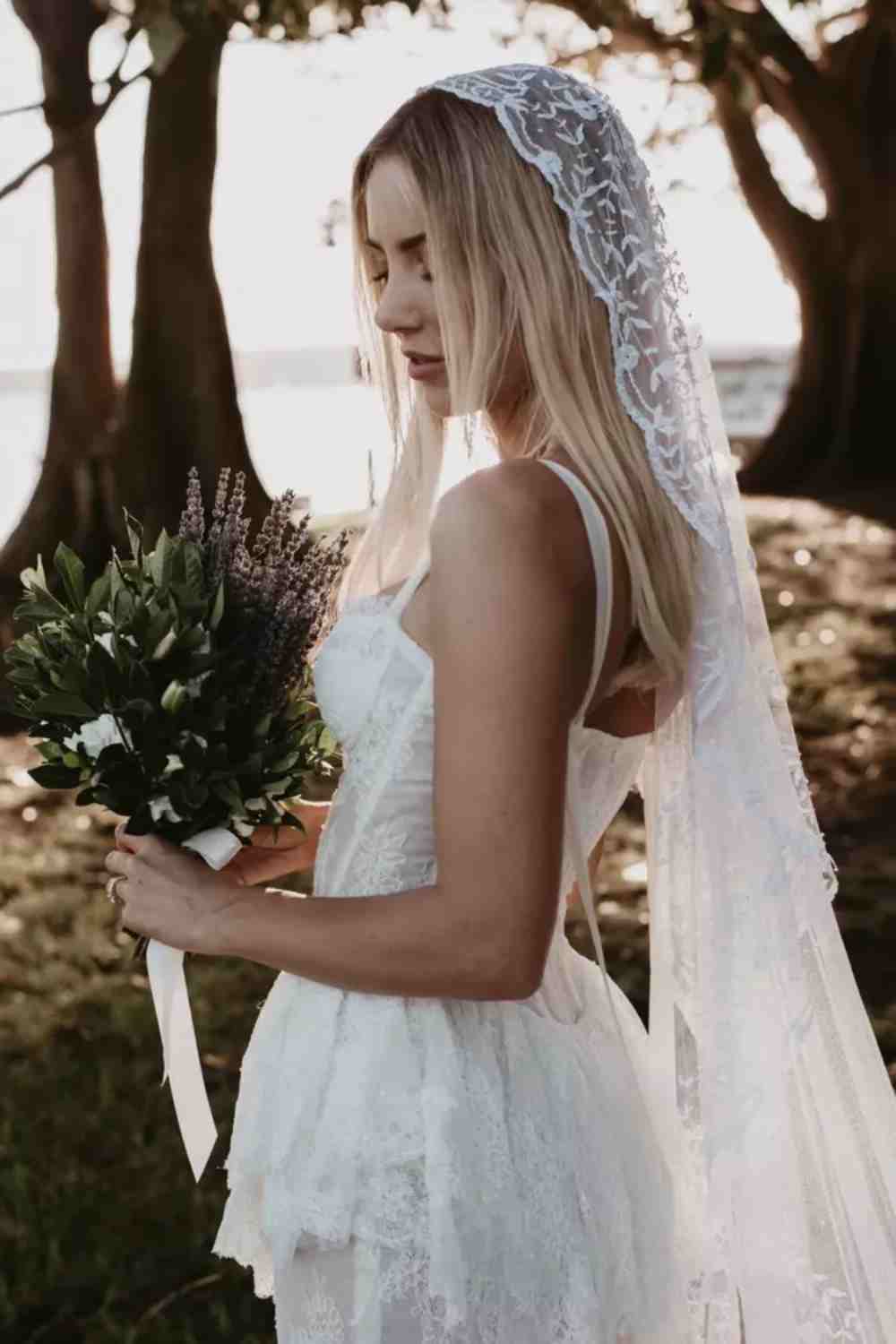 Huwelijksjurk met sluier, trouwjurk, Honeymoonshop, winkel, trouwjurken, trouwpakken.