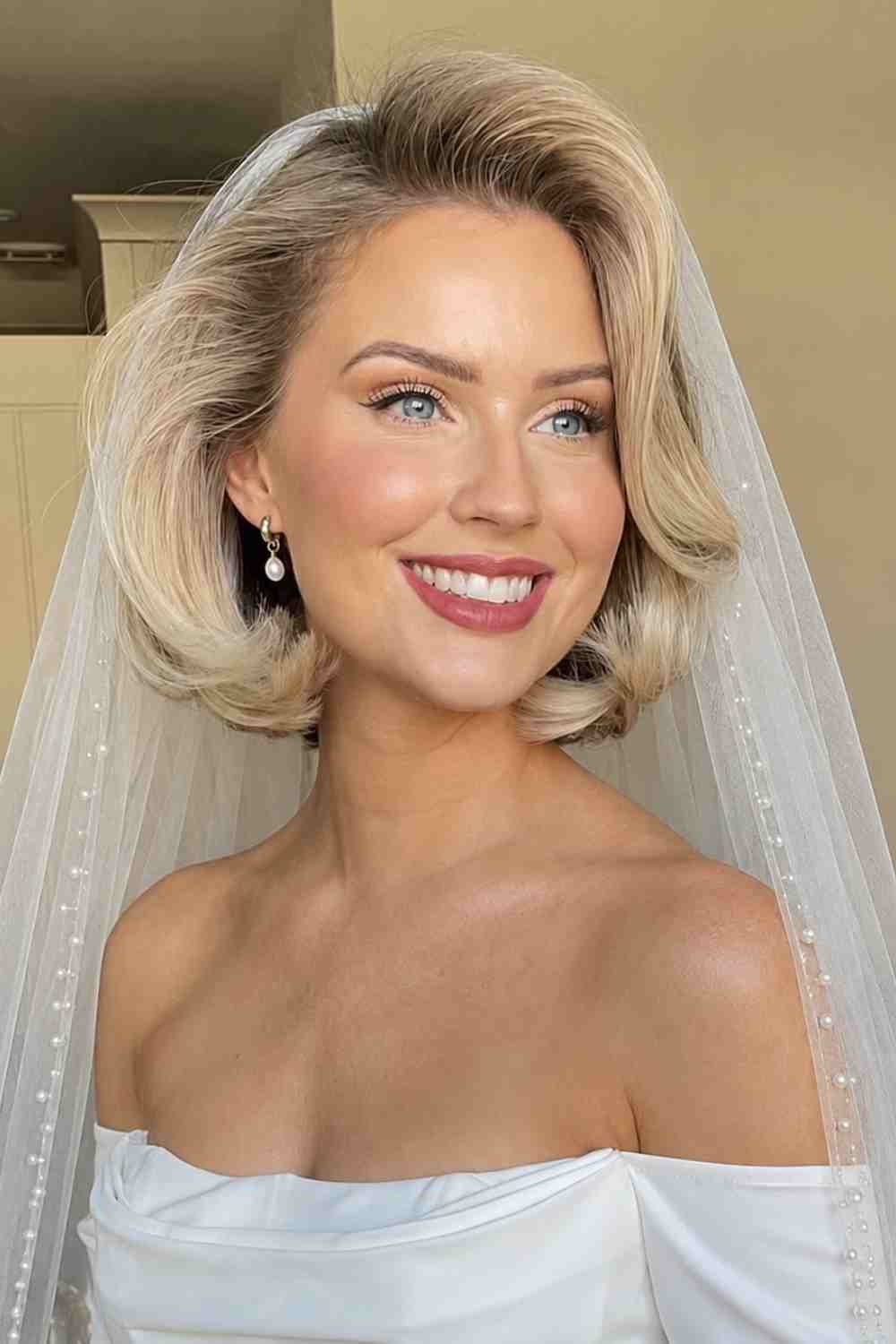 Honeymoonshop, winkel, trouwjurken, trouwpakken: Bruid met sluier en mooie make-up.