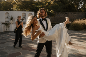Bruidegom heeft zijn bruid in zijn armen terwijl de wedding content creator het moment vastlegt.
