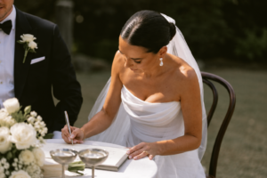 Bruidskapsel met slicked back bun en sluier