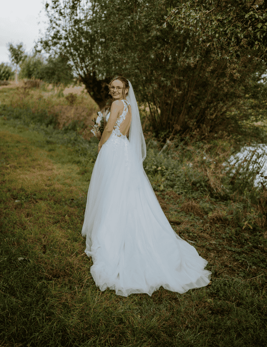 Elegante trouwjurk met lange sluier voor bruidsfeest en huwelijksdag.