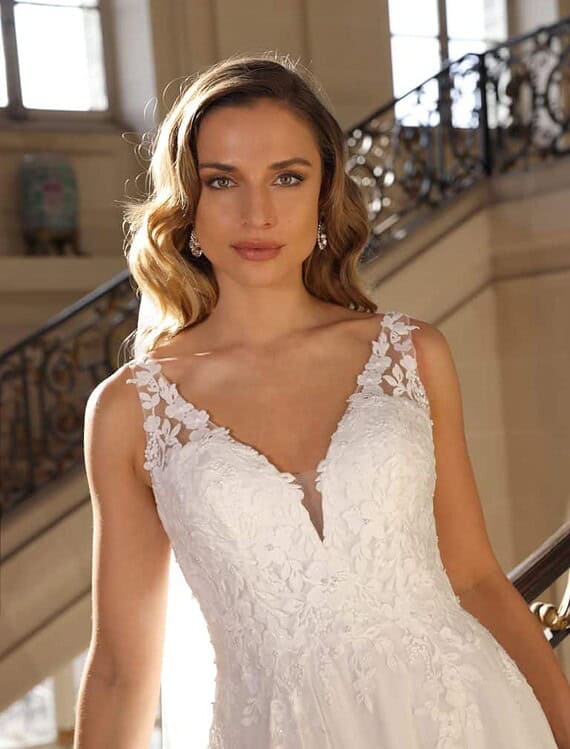 Honeymoonshop trouwjurk met kanten details en V-hals, winkel, trouwjurken, trouwpakken.