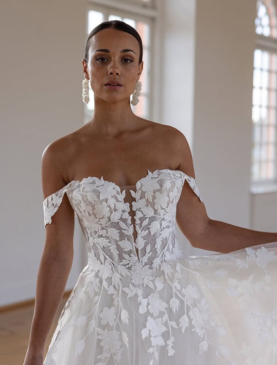 Honeymoonshop, winkel, trouwjurken, trouwpakken, trouwjurk met bloemenprint.