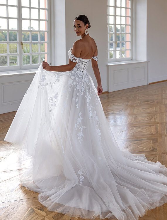 Trouwjurk 10000 Diane Legrand achterkant