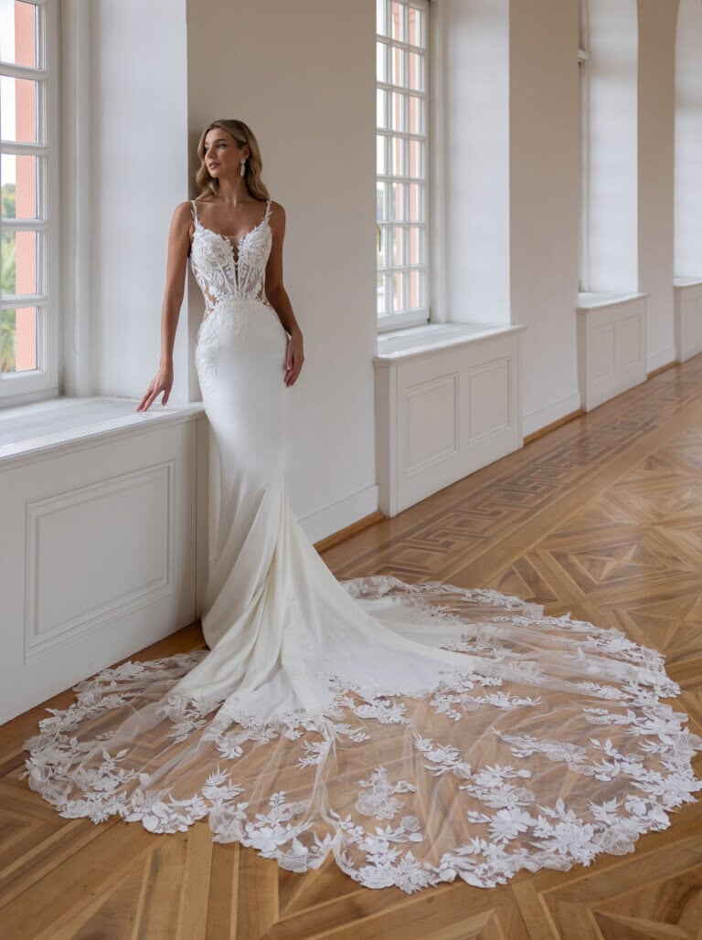 Honeymoonshop, winkel, trouwjurken, trouwpakken, elegante trouwjurk met kanten details.