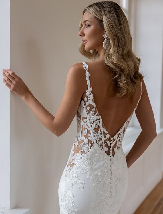 Honeymoonshop, winkel, trouwjurken, trouwpakken - elegante trouwjurk met kanten details.
