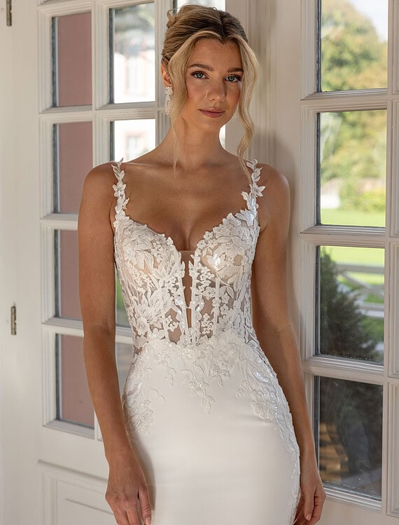 Honeymoonshop, winkel, trouwjurken, trouwpakken, elegante trouwjurk met kantdetails.