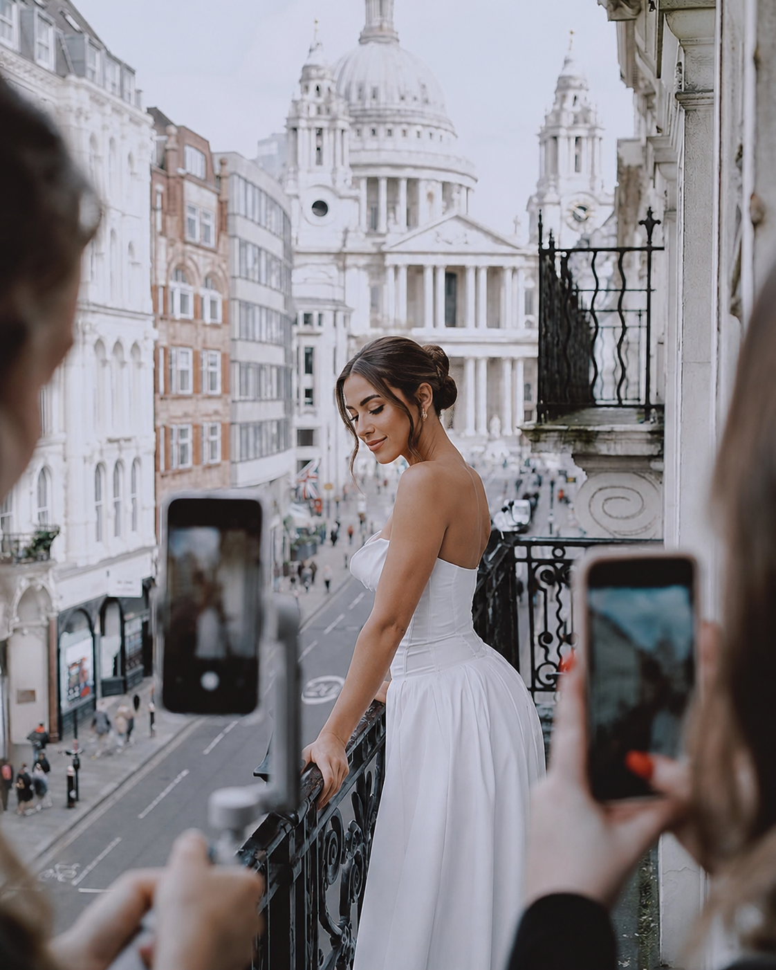 bruid op balkom gefilm door wedding content creator