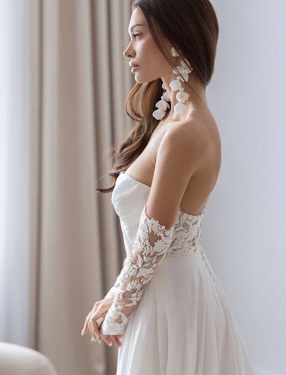Honeymoonshop, winkel, trouwjurken, trouwpakken - elegante trouwjurk met kanten mouwen.