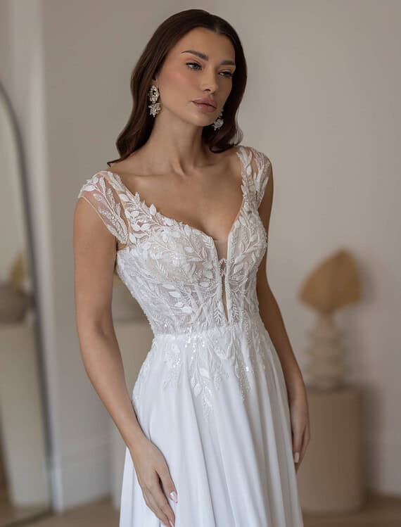 Honeymoonshop, winkel, trouwjurken, trouwpakken - Elegante trouwjurk met kanten details.
