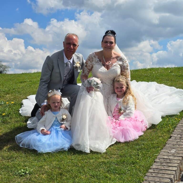 Honeymoonshop, winkel voor trouwjurken en trouwpakken, familie op bruiloft in groene omgeving.