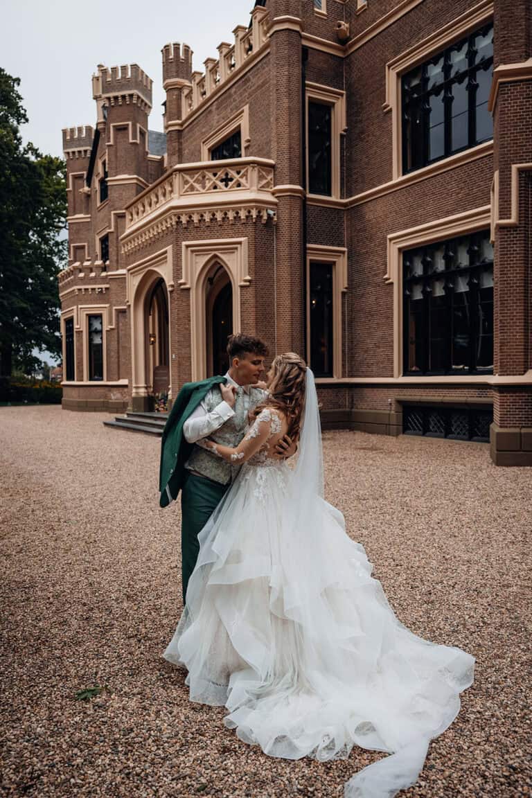 Huwelijkspaar voor een kasteel, romantische bruiloft, trouwfoto, huwelijksdag, romantisch huwelijk.