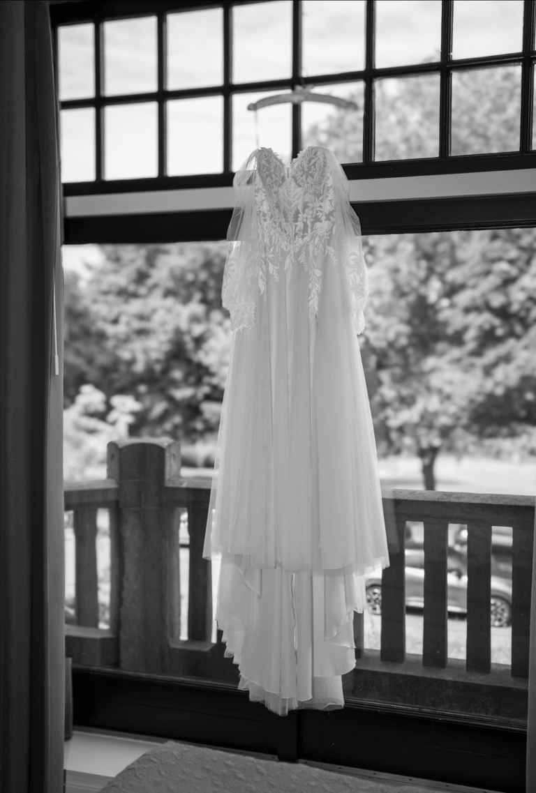 Elegante trouwjurk met kanten details, te zien bij Honeymoonshop, winkel, trouwjurken.