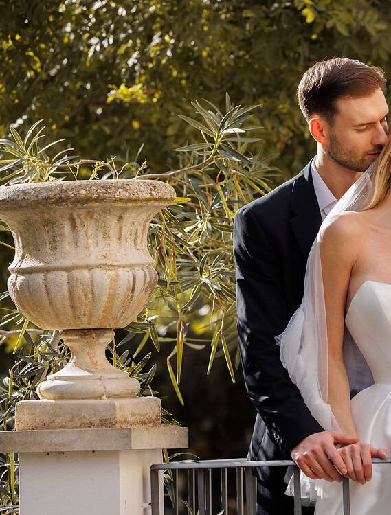 Honeymoonshop trouwjurk en trouwpak op romantische buitenlocatie.