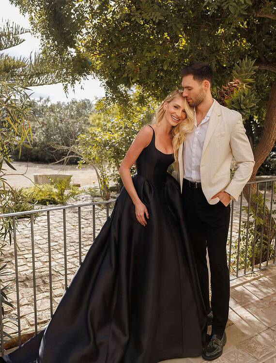 Honeymoonshop trouwjurken en trouwpakken, romantisch bruidspaar.