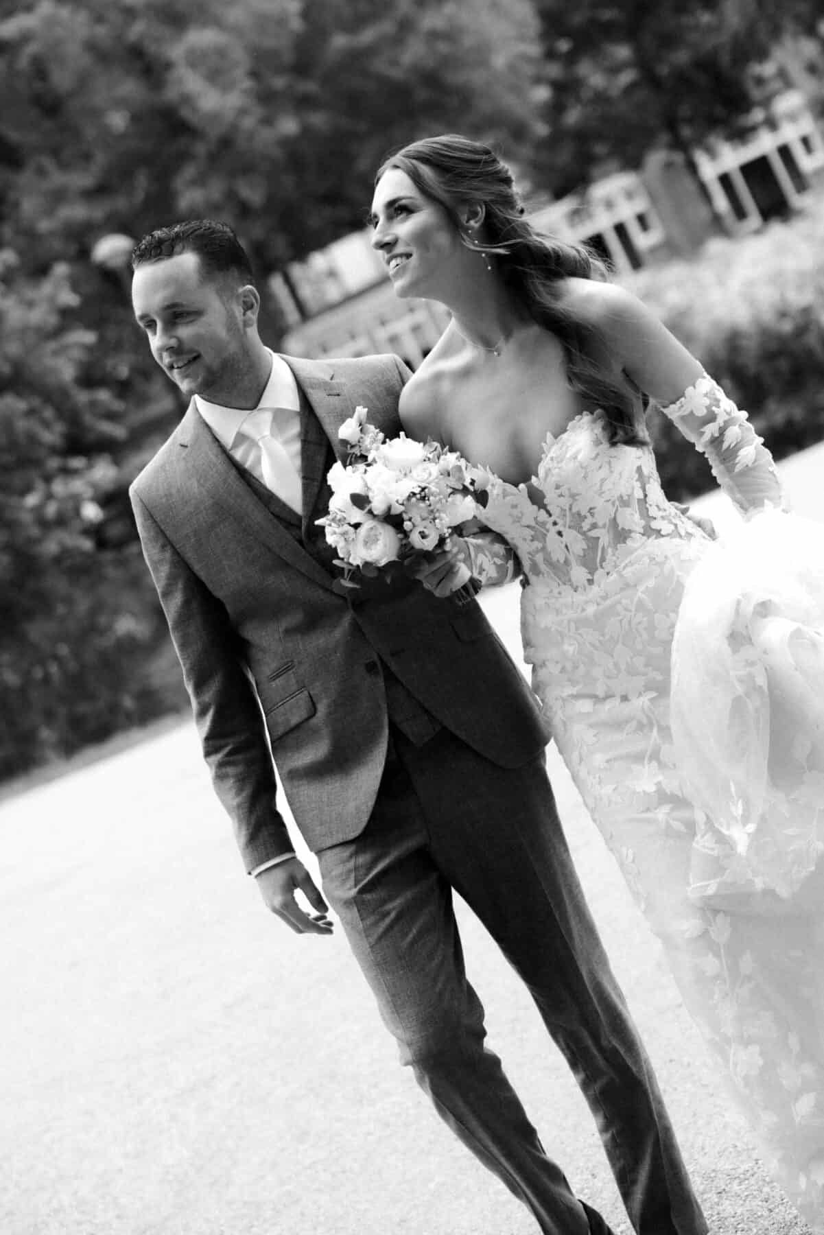 Huwelijkskoppel in trouwjurk en pak, Honeymoonshop, winkel, trouwjurken, trouwpakken.