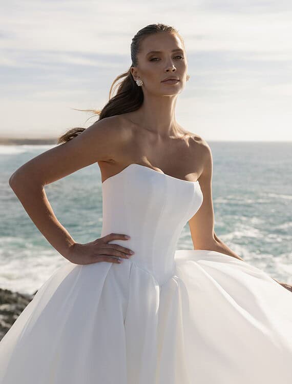 Honeymoonshop, winkel, trouwjurken, trouwpakken, elegante trouwjurk aan zee.
