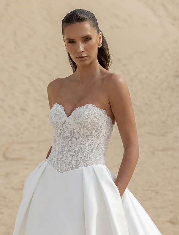 Honeymoonshop, winkel, trouwjurken, trouwpakken, elegante trouwjurk met kanten top.