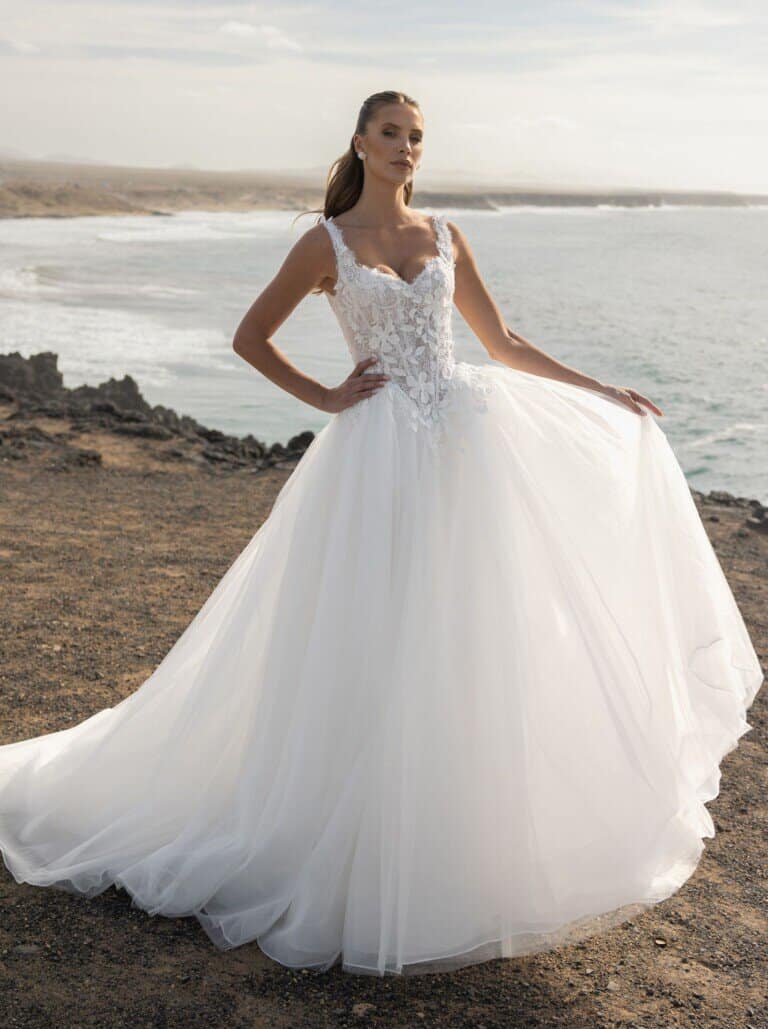 Honeymoonshop trouwjurk op strand, trouwpakken, winkel, trouwjurken.
