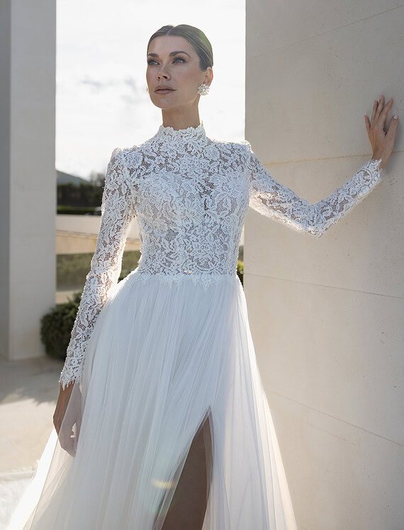 Honeymoonshop, winkel, trouwjurken, trouwpakken, elegante trouwjurk met kanten top.