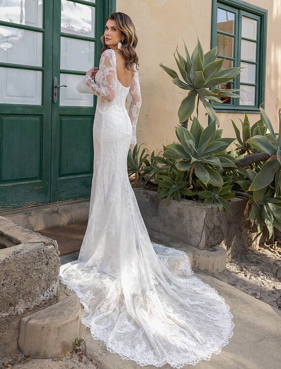 Honeymoonshop, winkel, trouwjurken, trouwpakken - Elegante trouwjurk met lange mouwen en sleep.