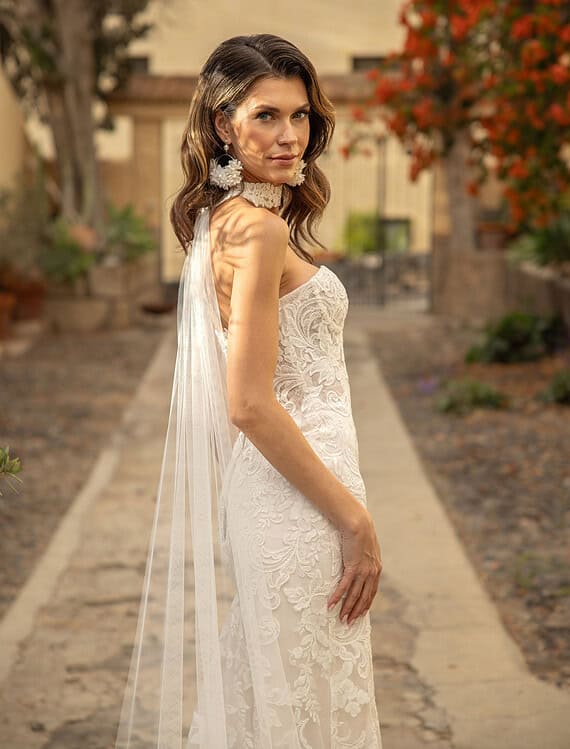 Honeymoonshop, winkel, trouwjurken, trouwpakken, bruid in witte trouwjurk met sluier.