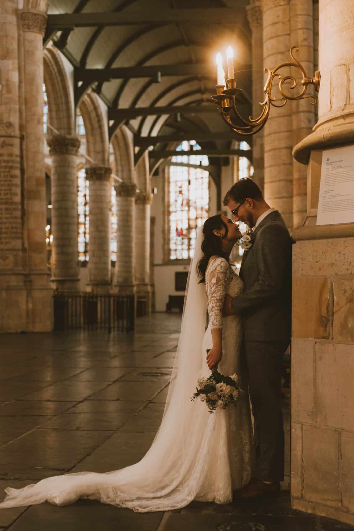 Honeymoonshop, winkel, trouwjurken, trouwpakken, romantisch bruiloftsbeeld.