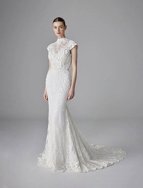 Honeymoonshop trouwjurk Jena met kanten details en elegante pasvorm.