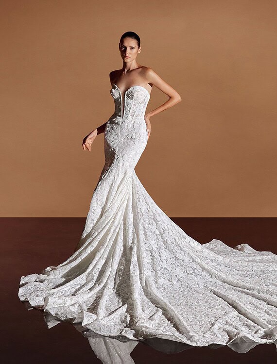 Honeymoonshop, winkel, trouwjurken, trouwpakken - elegante trouwjurk met sleep.